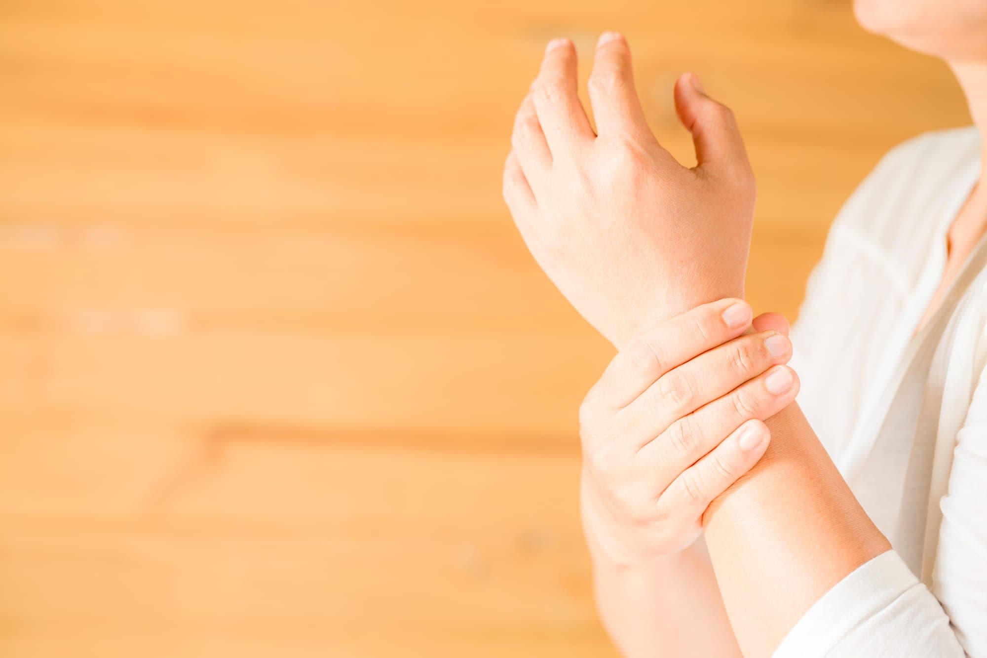 4 consejos y ejercicios para la tendinitis que te ayudarán a aliviar el dolor